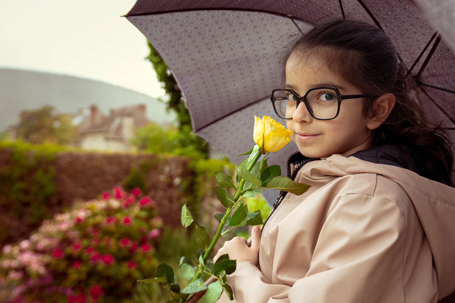Portrait, anniversaire d'une jeune fille sous la pluie avec son parapluie