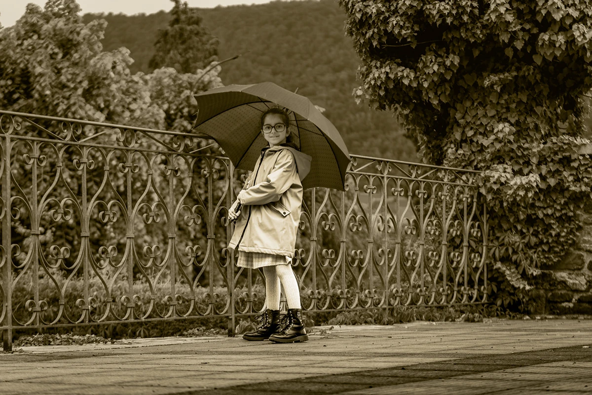 Autre portrait, anniversaire d'une jeune fille sous la pluie avec son parapluie