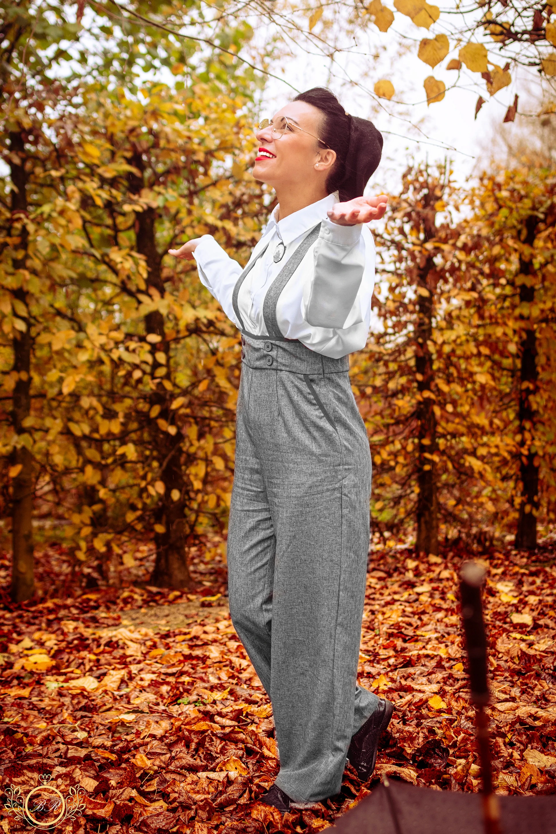 Portrait d'une femme dans une forêt aux couleurs d'automne